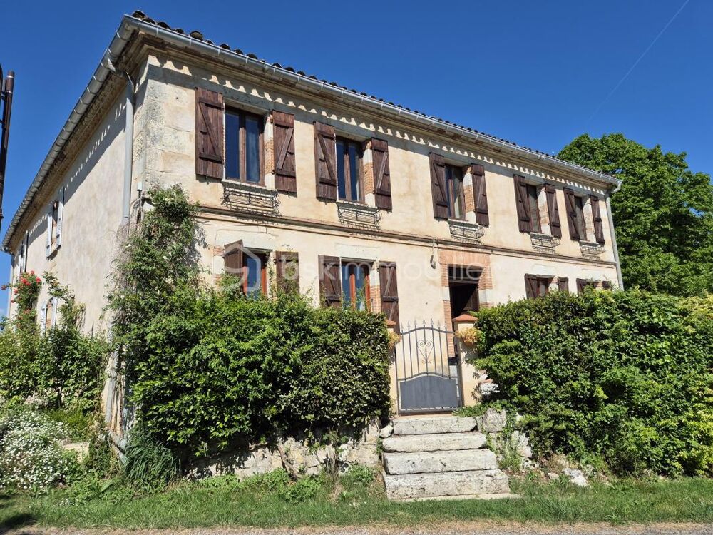 MAISON DE MAITRE du XVIIIe dans village pittoresque