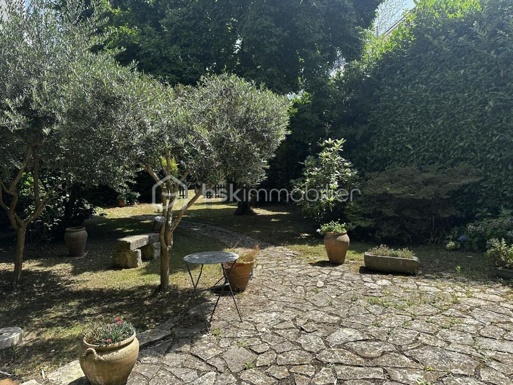 Vente Maison Maison de style anglo-normande, spacieuse et authentique datant de 1900, comprenant 7 chambre et un bureau, située dans un quart Tarbes