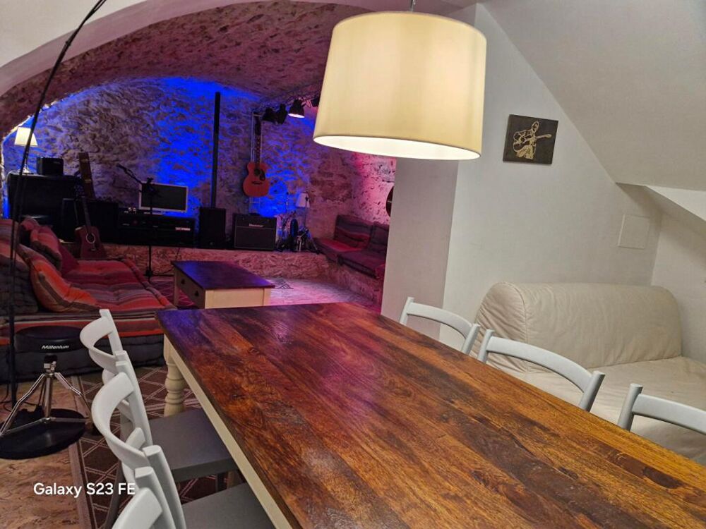 Au Thoronet: Dans maison de village - F2 avec local indépendant