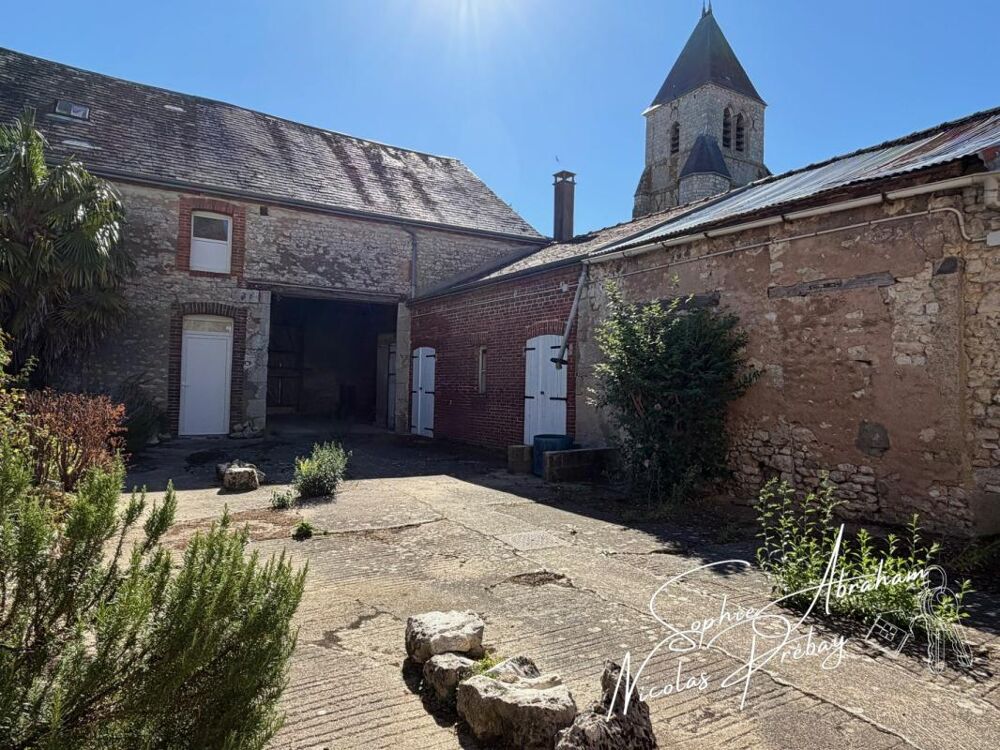 Maison de ville avec dépendances et fort potentiel en centre-ville de Toury