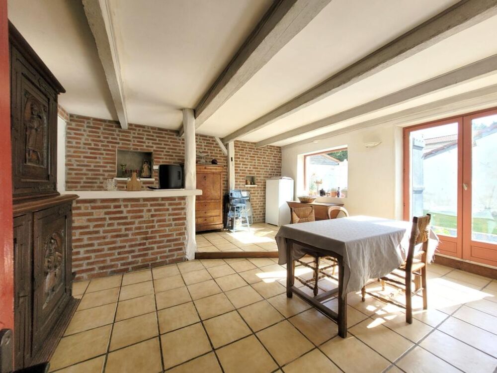 Vente Maison En exclusivité, à moins de 10 minutes de Riom et 20 minutes de Clermont-Ferrand. A 200 mètres de l'école du village et des trans Riom