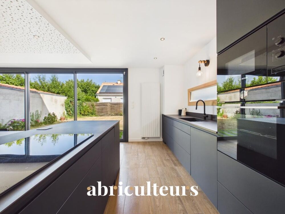 Vaste maison familiale d'architecte de 220M2 - Jardin - 5 chambres - Un garage/buanderie - Mobilier sur-mesure - 2 parking - Rez