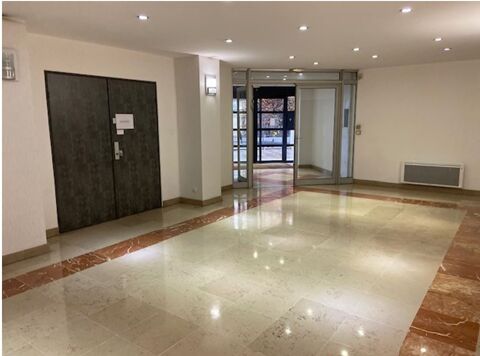   A proximité du Métro Mairie de Clichy, 145 m² à louer 