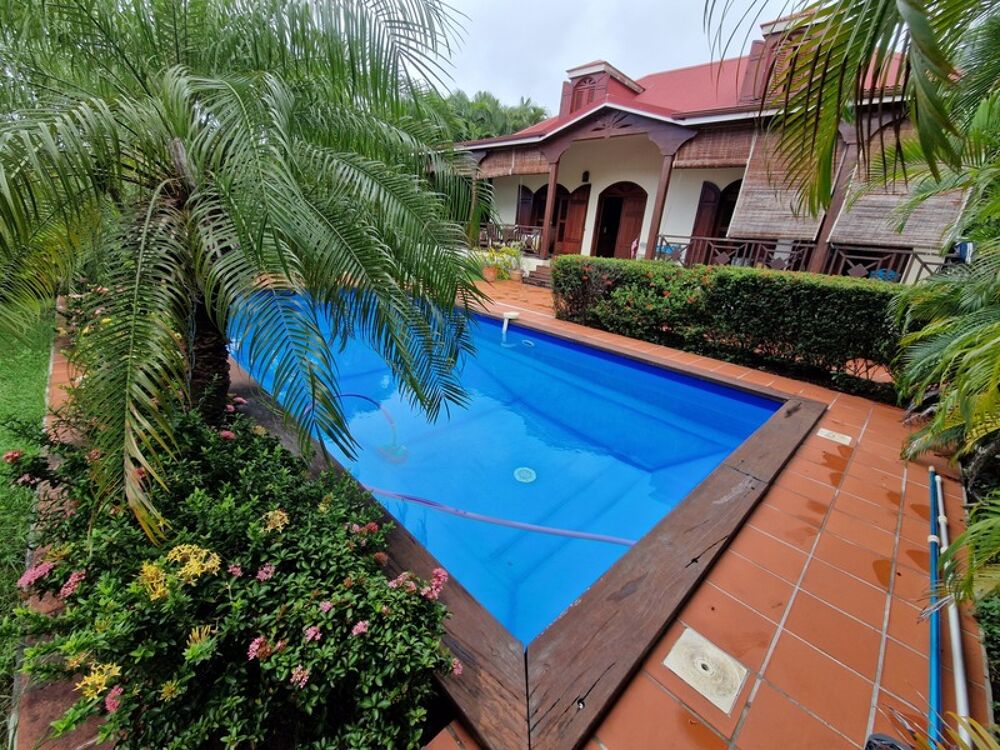 Vente Villa DESHAIES, Villa plage à pied, 2 bungalow, garage et piscine, sur 1 965 m² de terrain arboré Deshaies