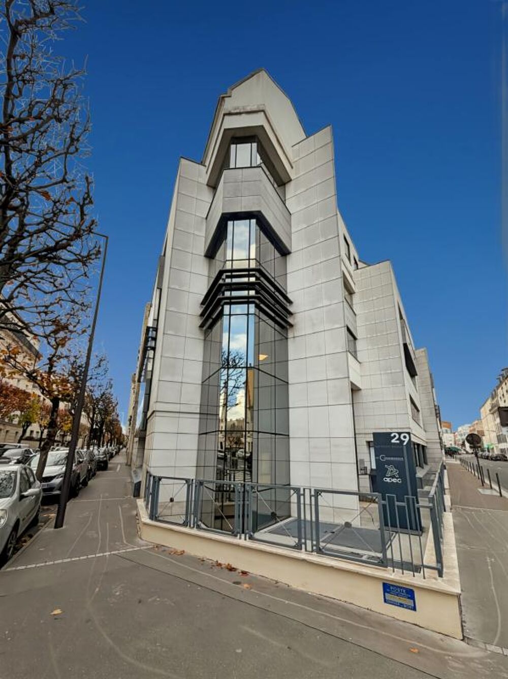   Bureaux très fonctionnels et situés à proximité du RER 