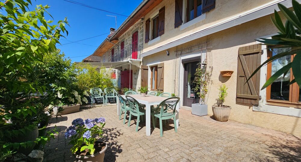 Authenticité et espace : grande maison mitoyenne en pierre avec 5 chambres à vendre à CHINDRIEUX avec garage et terrain proche d