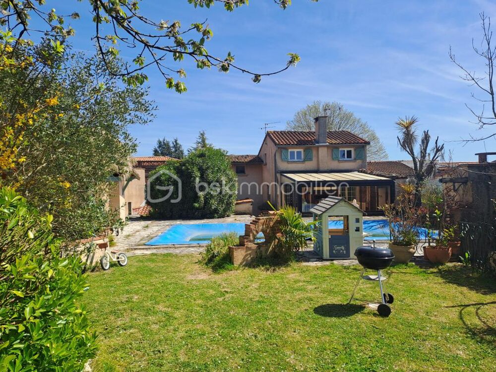 Maison de village avec jardin, piscine et garage attenant