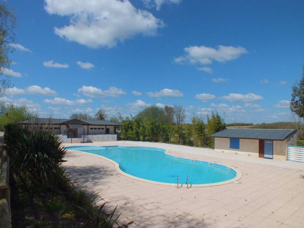 SAINT CYR EN TALMONDAIS (85) DANS RESIDENCE AVEC PISCINE CHALET BOIS 3 CHAMBRES AVEC VERANDA ET JARDIN