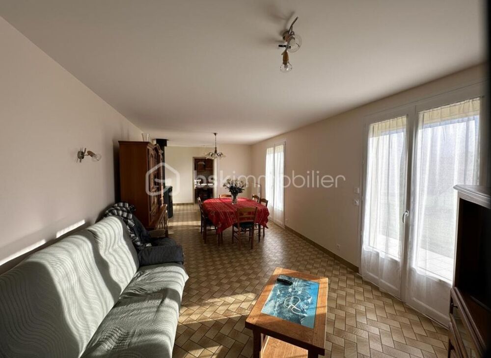 Vente Maison Rare à la vente – Ensemble immobilier avec maison principale, bâtiments indépendants et terrain de plus de 18 900 m² Parigny