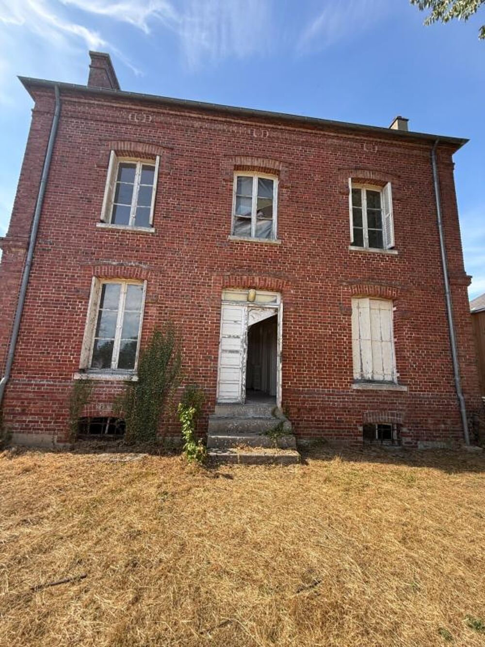 Maison de Maître de 1901 à rénover  Charme, authenticité et potentiel  À 8 min de la gare de Bernay