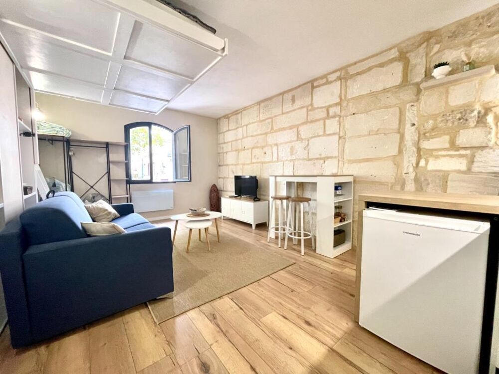 AIGUES-MORTES INTRA-MUROS  STUDIO 23 m² ENTIÈREMENT RÉNOVÉ  VUE EXCEPTIONNELLE SUR LA PLACE SAINT-LOUIS