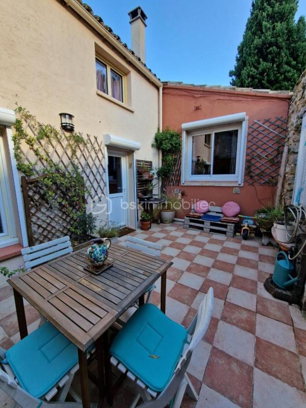 Maison de campagne avec cour et garage
