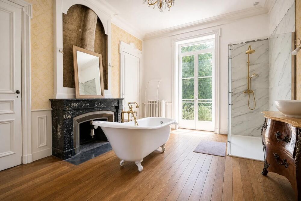 Maison de 360 m² à Neuville-sur-Ain