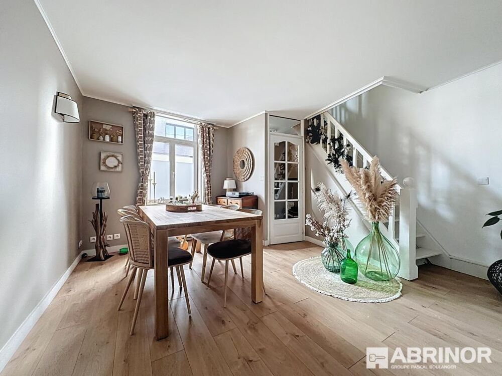 Idéalement située en hyper centre, cette adorable maison flamande ne ressemble à aucune autre et cest ce qui fait tout son cha