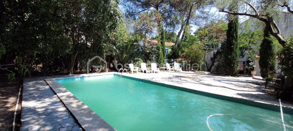 Maison avec piscine sur terrain arboré