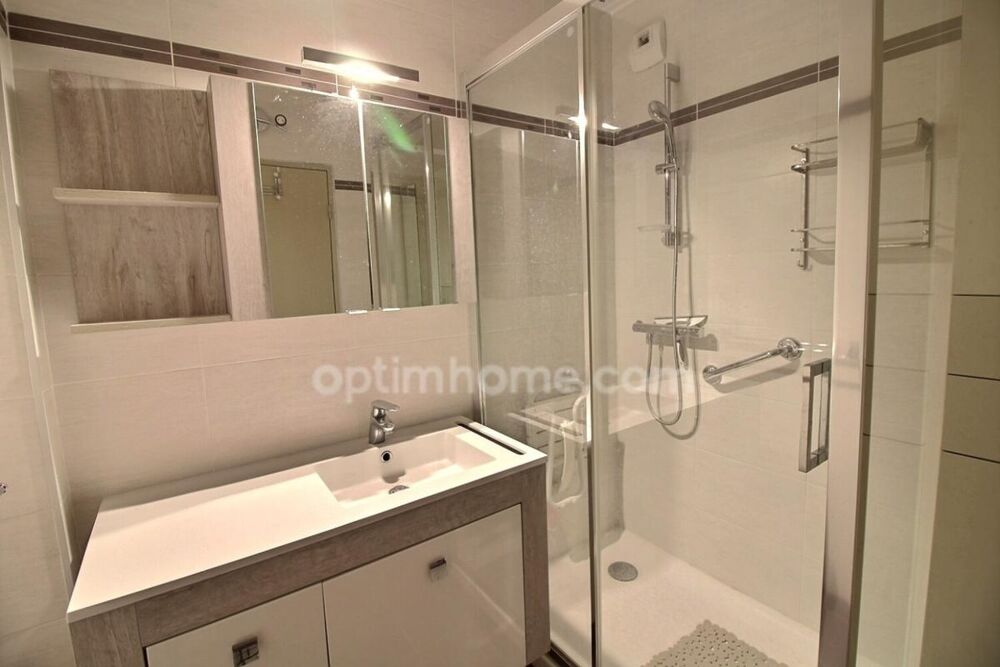 Vente Appartement Appartement 4 pièces de 71 m2 avec balcon, box et cave à vendre à POISSY (78) Poissy