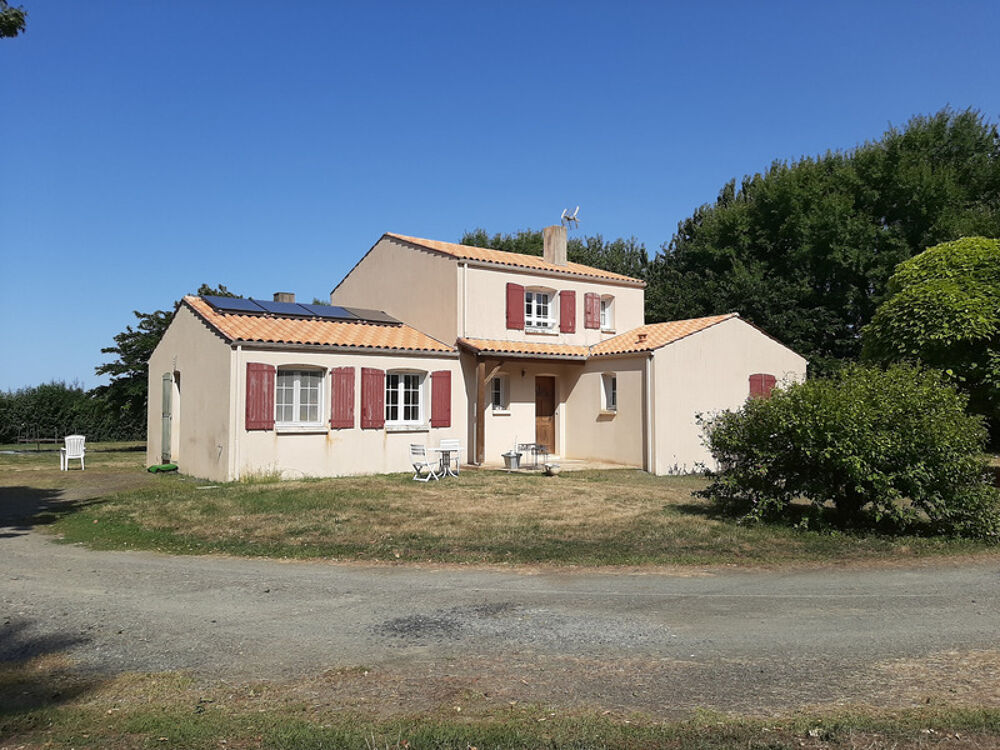 Maison 7 pièces 153 m² · à Petosse · 153 m² · 270 000 €