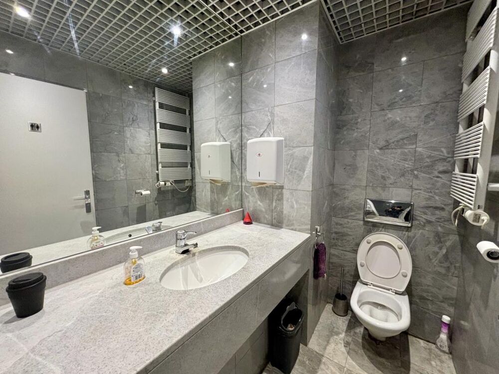  A proximité de Franklin D Roosevelt, à louer, bureaux 53m² Paris 8