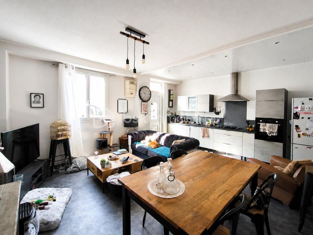 Maison de bourg en pierre rénovée de 70m2  en plein coeur de Saint-Victurnien