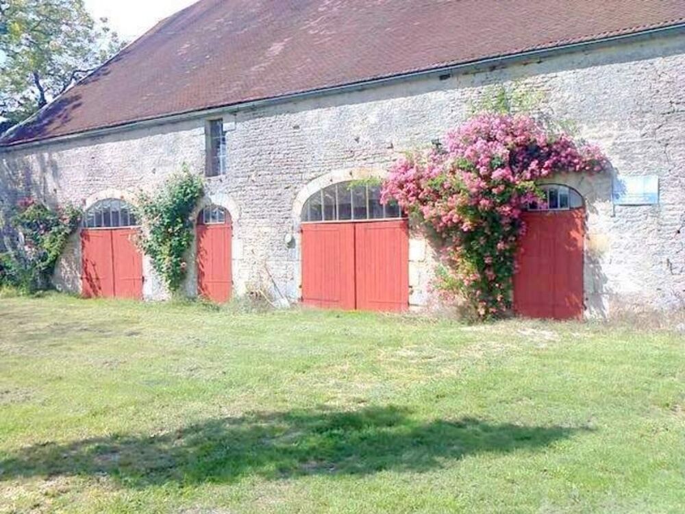 Corps de ferme semi autonome de 1027m² de bâtiments sur un terrain de 2.8 hectares