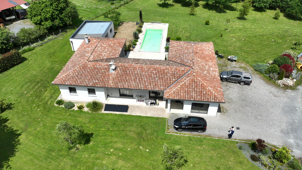 Villa contemporaine de 2017, 4 garages, carport, piscine, pool house, terrain boisé de 8450 M2
