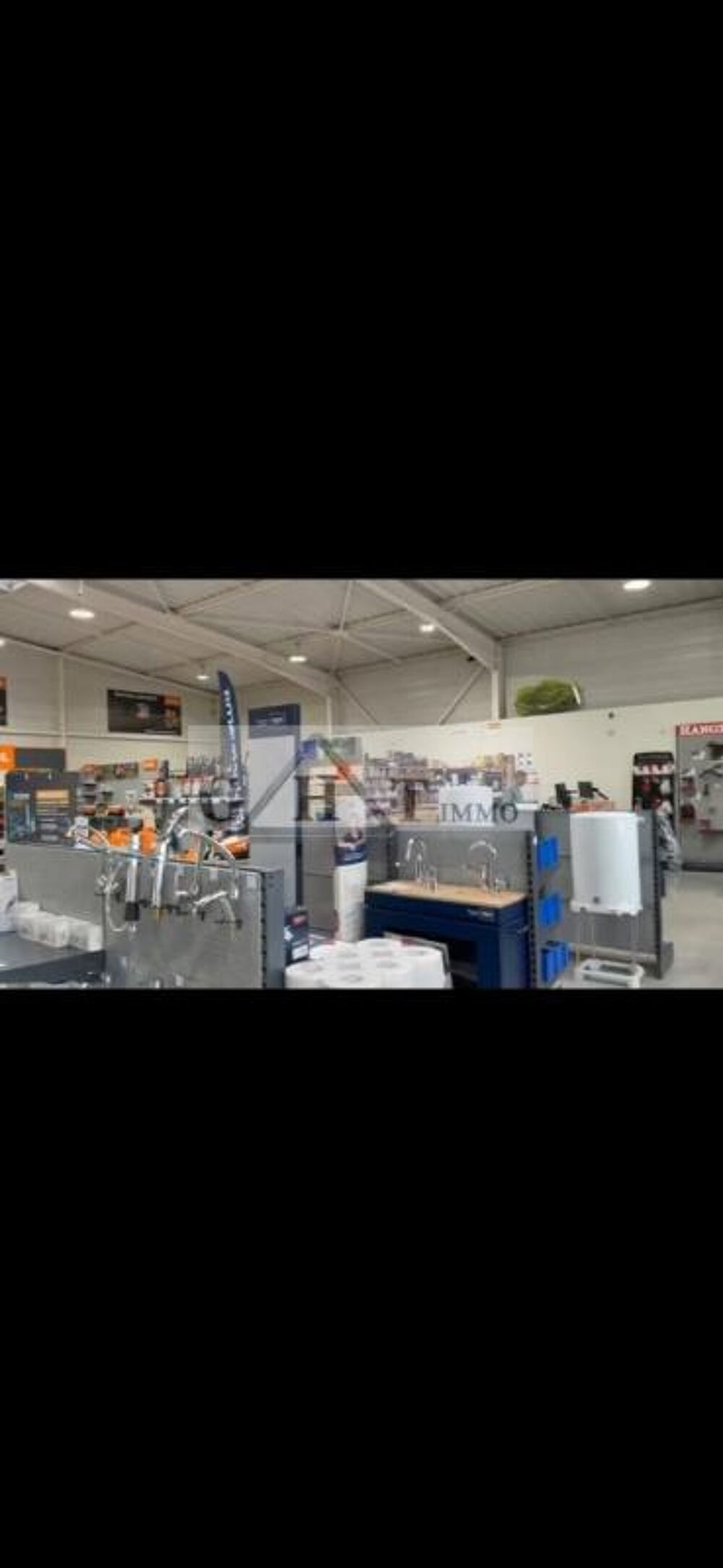   1000 m² ENTREPOT BUREAUX EN ZONE COMMERCIALE 