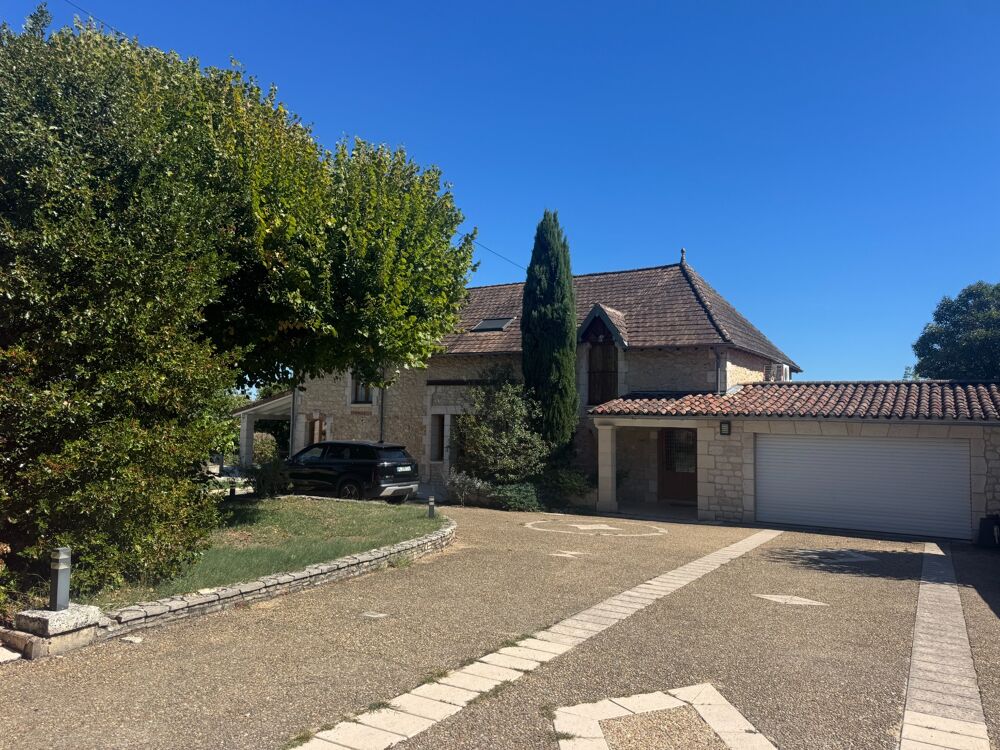 PERIGUEUX (Chancelade) Maison à louer T 6 de 210 m² avec terrain de 1450 m², piscine