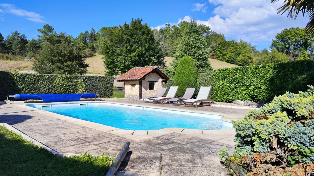 Belle longère en pierre, dont gîte, piscine, dépendances, grange. Calme, campagne