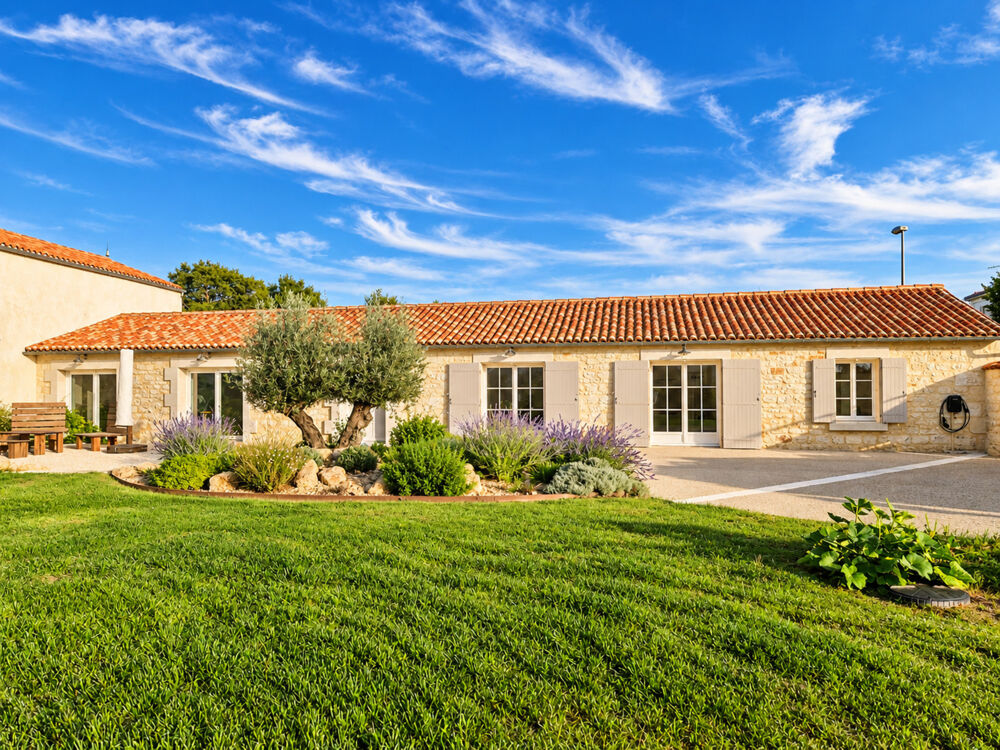 Vente Maison Maison à vendre 4 pièces SAINTES Proche (17)- Séjour 50 m² - 3 chambres - terrain 1 500 m² Saintes