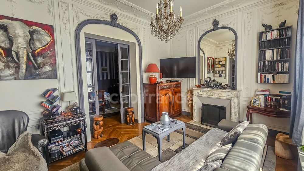 Plein centre ville d' ETAMPES (91) propriété à vendre 13 pièces, avec grand garage, 2 dépendances et terrain clos de 997 m²