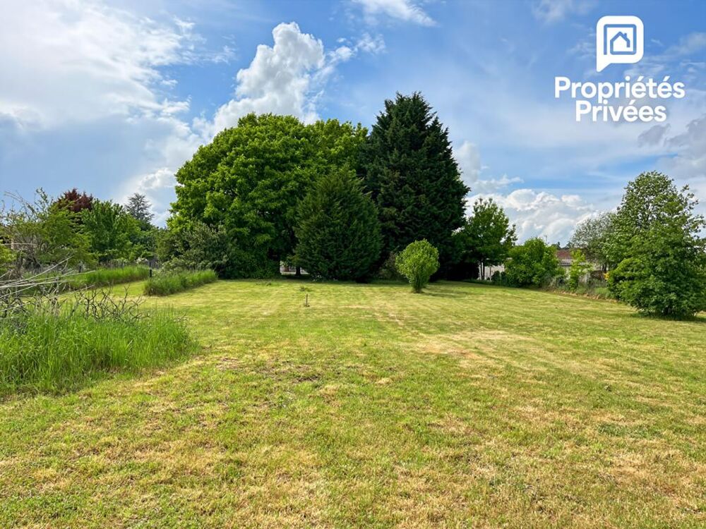 Maison à rénover avec terrain constructible de plus de 3 000 m² - Fort potentiel à Pugnac, proche commerces, projet de division