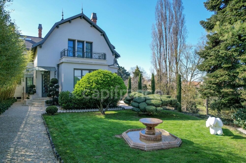 Vente Maison Maison bourgeoise 255 m² entièrement rénovée, parc clos et arboré de 4 303 m² (piscinable), 3 garages, terrasse, jacuzzi Roanne