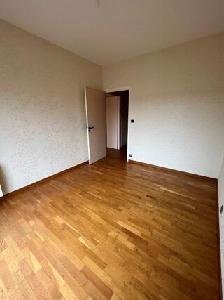  Appartement à louer 3 pièces 85 m²