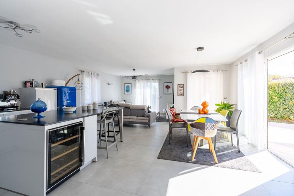 Vente Maison Maison Gorges 5 P . 4 Chs . 121.85 M² . T 883 M² . Garage . Piscine . Terrasses . Abri voiture Gorges