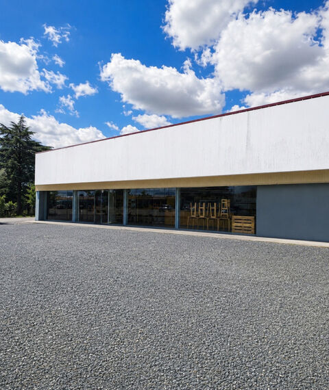 MAREUIL SUR LAY DISSAIS (85) EMPLACEMENT PREMIUM POUR CE LOCAL COMMERCIAL 330 M&sup2; AVEC PARKING PRIVATIF 230000 85320 Mareuil sur lay dissais