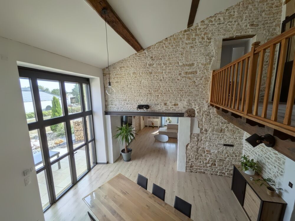 Vente Maison MAISON EN PIERRE RÉNOVÉE – 157 M² – 3 CHAMBRES – TERRAIN DE PLUS DE 3 000 M² PISCINABLE – GRANGE ET DÉPENDANCES – PROCHE LA CRÈC Aigondigne