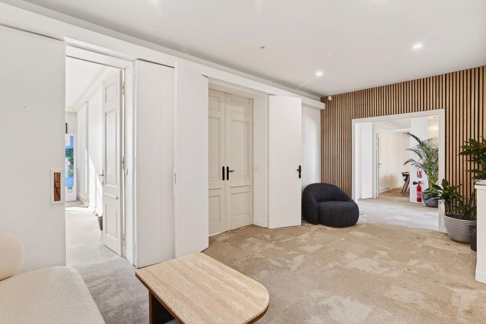   Lumineux / Balcon / Beaux volumes / Immeuble de standing Paris 8