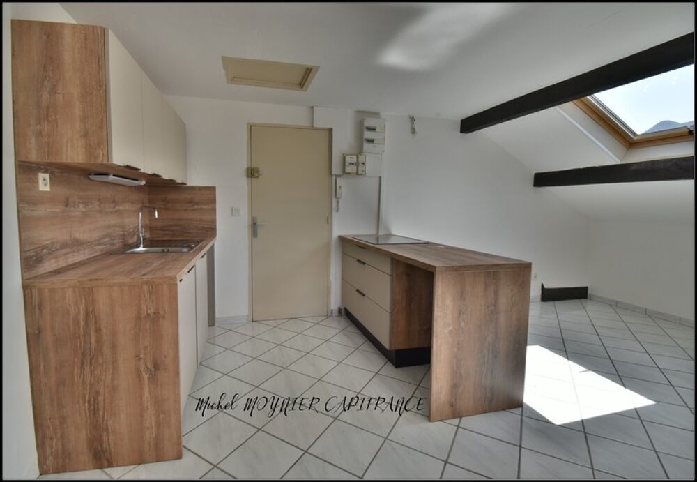 ? T3 dernier étage à Guillestre  vue montagne, 2 parkings, potentiel 80 m² au sol ??