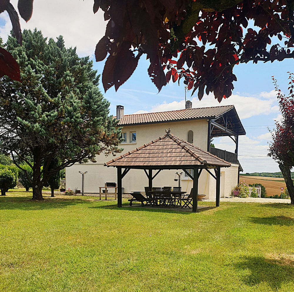 Maison 146 m² à vendre 6 pièces CHALAIS (16) 4/5 chambres, 2 garages 3 560 m² de terrain !!!