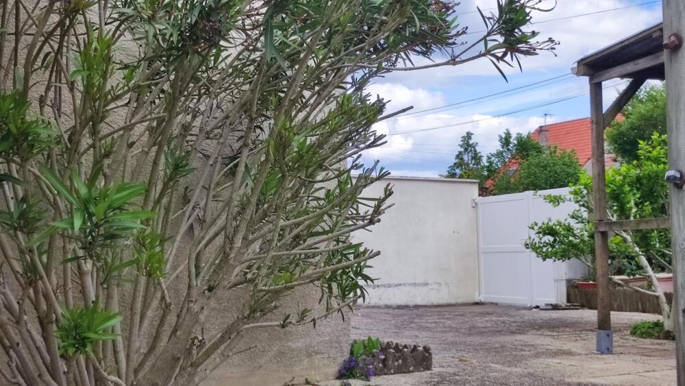 Vente Maison Maison 115 m² avec extérieur 400 m² et beau potentiel à Bressuire Quartier Saint-Porchaire Bressuire