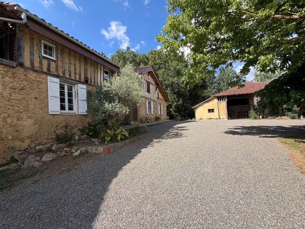 Domaine plein de charme de 250M2 avec dépendances, gîtes dans un écrin de verdure Proche de MONT DE MARSAN au HOUGA