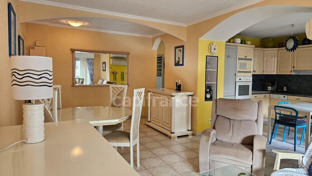 Spacieux 2 pièces traversant au coeur de Cavalaire-sur-Mer avec terrasses & garage
