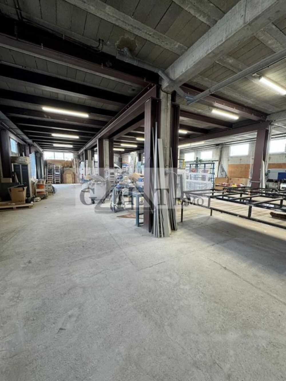  A VENDRE A CHAMPLAN UN ENTRPOT ET BUREAUX Champlan