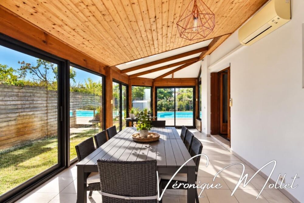 Vente Maison MAISON FAMILIALE AVEC TRÈS GRANDE PISCINE - Secteur Sud, dans un environnement résidentiel calme et privilégié Leognan