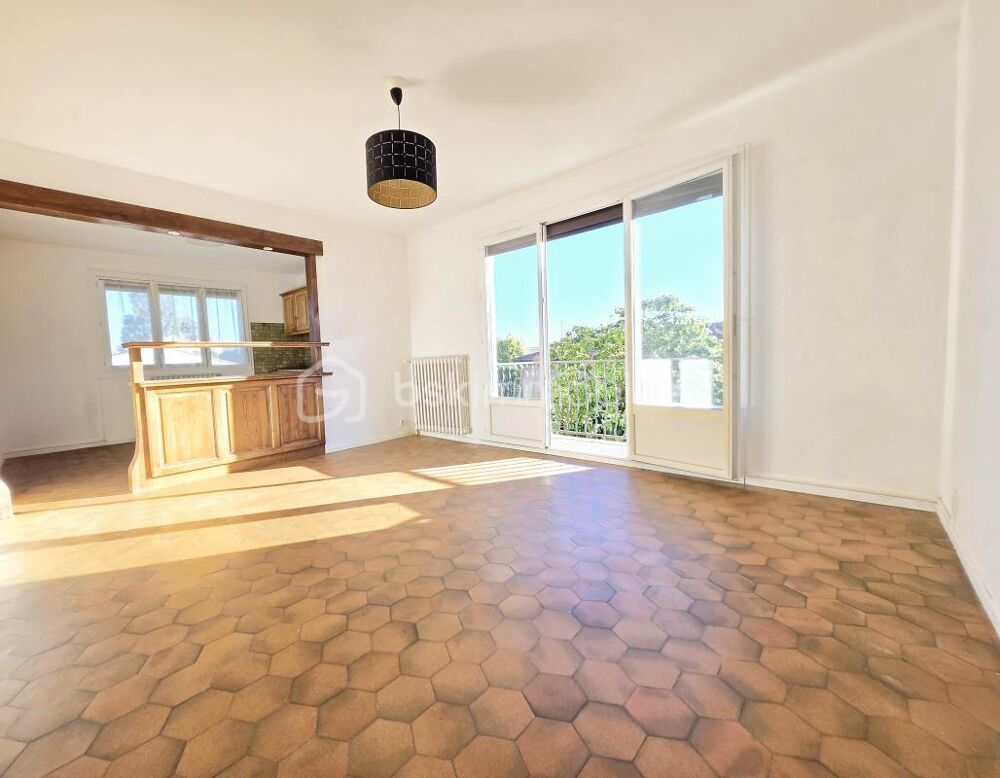 Maison spacieuse avec balcon et double garage, idéalement située !