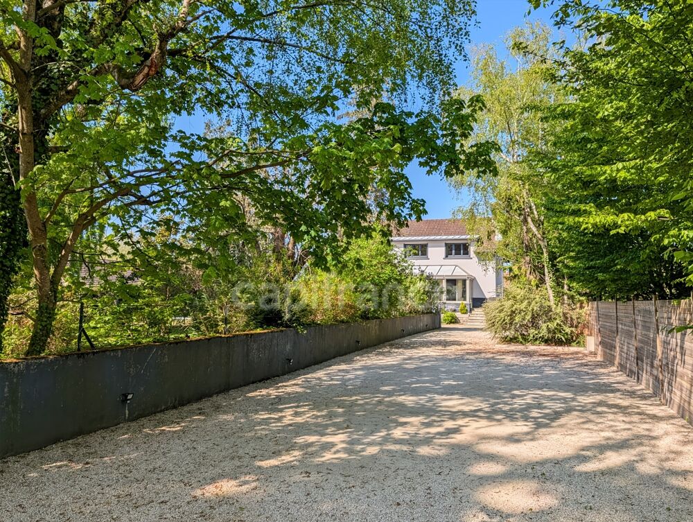 A vendre à 5 mn de Chalon-Sur-Saône (71) cette villa authentique de 189 m² 7 pièces 5 chambres 1 bureau et terrain de 2310 m²