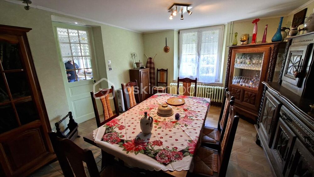 Au coeur dun environnement rural préservé, cette maison en pierre offre un cadre de vie paisible et bucolique