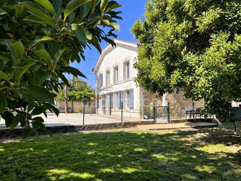 Propriété de caractère avec piscine et dépendances - Fort potentiel - Chevanceaux (17)
