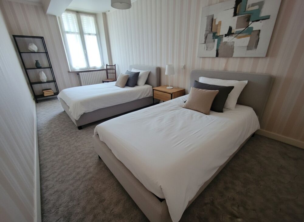 ENSEMBLE IMMOBILIER ( MAISON T6 + GRANDES DEPENDANCES ) à vendre 5 pièces (SH. 251 m2) proche CONTREXEVILLE (88) sur TERRAIN de
