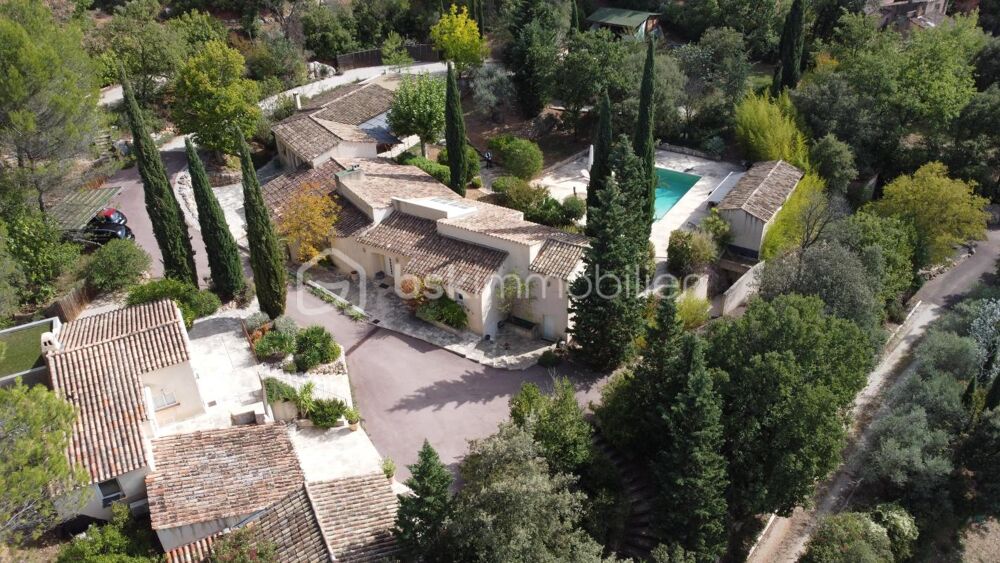 Vente Propriété/Château Un ensemble immobilier de 490 m² composé de 3 maisons avec 3 ha de forêt Aix en provence